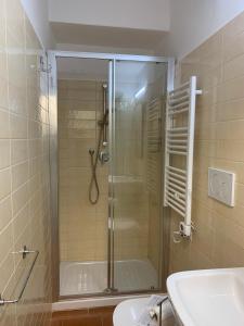サン・ジミニャーノにあるLeoneのバスルーム(ガラスドア付きのシャワー付)