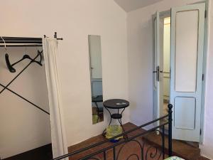 サン・ジミニャーノにあるLeoneの鏡と椅子が備わる部屋