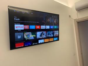 A television and/or entertainment centre at "WOW TOTAL GREEN AD IMPATTO ZERO Villetta Occasione a Giugno 3 CAMERE DA LETTO, 3 BAGNI a 50 mt dalla spiaggia e dai lidi