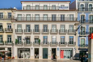een groot wit gebouw met balkons bovenop bij WHome Restauradores Deluxe w/ Elevator & AC perfect for Families & Friends in Lissabon