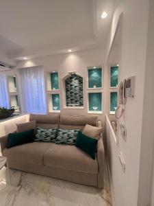 un soggiorno con divano marrone e finestre di MAISON LADY CLAUDIA LUXURY ACCOMMODATION a Sorrento