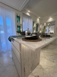 una grande cucina con un grande piano di lavoro bianco di MAISON LADY CLAUDIA LUXURY ACCOMMODATION a Sorrento