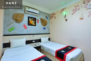 Giường trong phòng chung tại Meraki Hotel