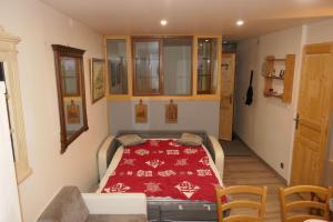 ブレイユ・シュル・ロワイヤにあるBreil centre 2pcesのベッドルーム1室(赤い毛布付きのベッド1台付)