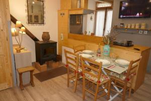 a dining room with a table and a stove at Breil centre 2pces in Breil-sur-Roya