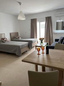 sala de estar con mesa y sofá en Christothea Apartments, en Ayia Napa