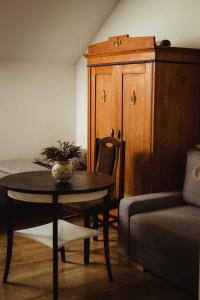 a living room with a table and a chair at Lawendowa Stajnia in Lwówek Śląski