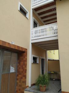 ein Gebäude mit einem Balkon und einer Terrasse in der Unterkunft Mehrfamilien Haus in Schkeuditz