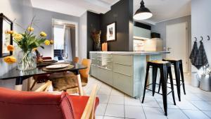 a kitchen with a table and some chairs at Gelber Löwe - Ferienwohnung in der Erfurter Altstadt in Erfurt