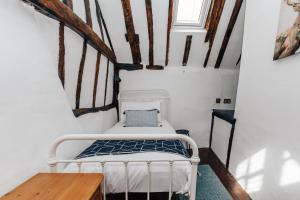 Tempat tidur dalam kamar di 1400 Cottage An enchanting unique stay