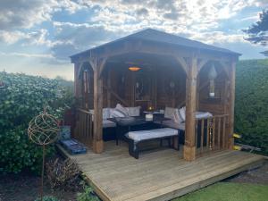 Gallery image of Stunning guest suite with private hot tub in Rogerstone