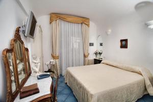 Kama o mga kama sa kuwarto sa Hotel Bussola