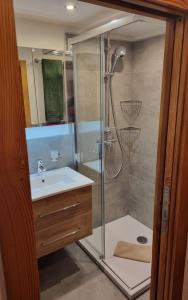 Ένα μπάνιο στο Ferienwohnung Delphin