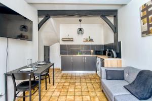 Kuchyň nebo kuchyňský kout v ubytování Le Cyrano de Bergerac