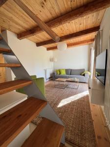 a living room with a couch and a table at Ferienhaus Peerhus in Katingsiel zwischen Tönning und St Peter Ording in Katingsiel