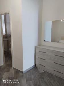 een witte kamer met een dressoir en een spiegel bij Casa Vacanza Diana in Agnone