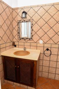 W łazience znajduje się umywalka i lustro. w obiekcie Casas Arena y Mar w mieście Zahora