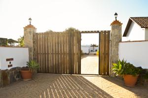 una puerta de madera que conduce a una entrada con plantas en Casas Arena y Mar, en Zahora