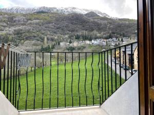 A general mountain view or a mountain view taken from az apartmanhoteleket