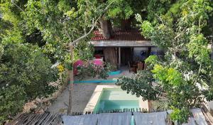 メリダにあるGuaya Hostelのスイミングプール付きの家屋の上面の景色