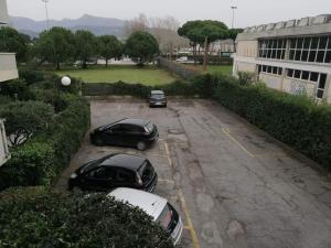 two cars parked in a parking lot next to a building at Appartamento Viareggio in Viareggio