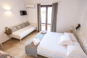 GrikosにあるJoanna Apart - Hotelのベッドルーム1室(ベッド1台、ソファ、窓付)