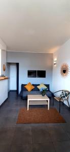 - un salon avec un canapé et une table dans l'établissement Appartement avec terrasse, à Toulon