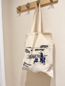 Eine Tragetasche hängt an der Wand in der Unterkunft SANJUANPORTALE apartamento parking gratuito cercano in Bermeo