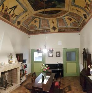 een woonkamer met een cassetteplafond en een piano bij Palazzo Fassitelli in Cossignano