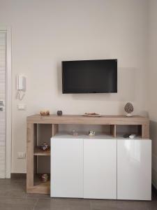 Televízia a/alebo spoločenská miestnosť v ubytovaní Casa Violetta