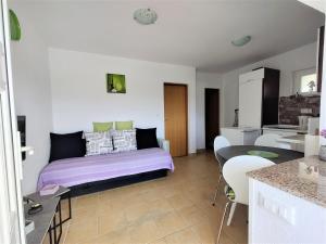 una sala de estar con una cama en una habitación en Apartman Kristina en Vrbnik