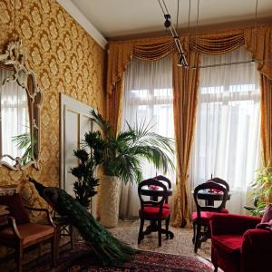 ヴェネツィアにあるLuxury Suites in Venice-Friendly Venice Suitesのリビングルーム(ソファ、椅子、窓付)