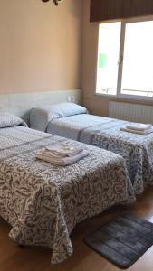 A bed or beds in a room at Pensión Casa Corro