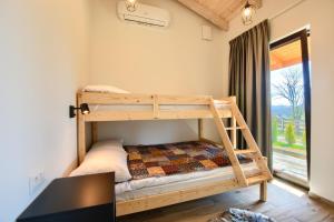 Łóżko piętrowe w pokoju z oknem w obiekcie Słoneczna Solina Bóbrka Domek Wilk w Solinie