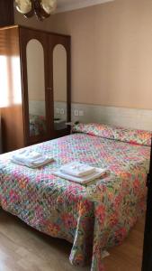 a bedroom with a bed with two plates on it at Pensión Casa Corro in Carreña de Cabrales 