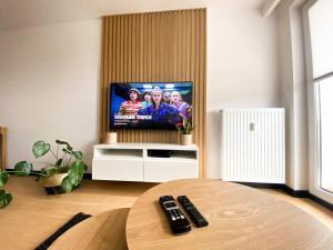 Televízia a/alebo spoločenská miestnosť v ubytovaní ALEapartament