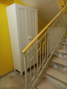 OrsognaにあるnAnA'の白いキャビネット付きの階段のある部屋