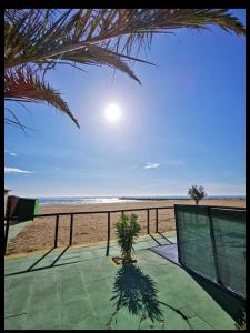 マルティンシクーロにあるLA SPLENDIDA TERRAZZA PANORAMICAのビーチハウスのバルコニーから見たビーチの景色