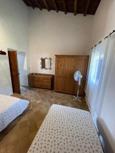 1 dormitorio con 1 cama, armarios de madera y ventilador en Can Joan Barber, 2, en La Mola