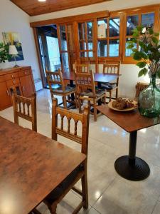 ein Esszimmer mit Tisch und Stühlen in der Unterkunft Casa Apartamento de montaña in Espúy
