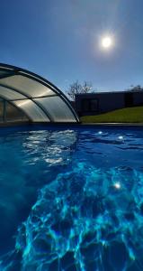 uma piscina de água em frente a um edifício em Bergblick em Thale