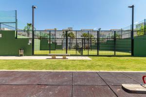 Tenis lub squash w obiekcie Allo Apartments Europa I Parking Piscina Padel 3 Habitaciones lub w pobliżu