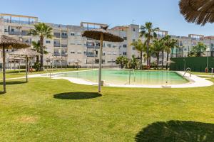 Basen w obiekcie Allo Apartments Europa I Parking Piscina Padel 3 Habitaciones lub w pobliżu