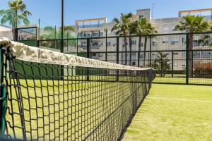 Tenis lub squash w obiekcie Allo Apartments Europa I Parking Piscina Padel 3 Habitaciones lub w pobliżu