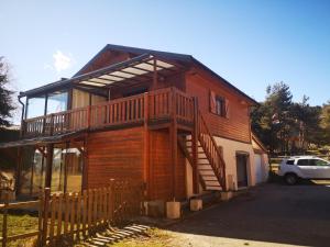 ein großes Holzhaus mit Holztreppe in der Unterkunft Jolichalet66210-88m2-3ch-garage-jardin-double véranda-wifi-impasse au calme in Bolquere