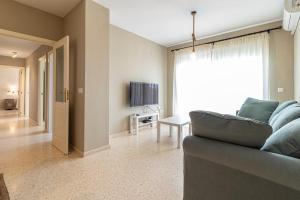 Telewizja i/lub zestaw kina domowego w obiekcie Allo Apartments Europa I Parking Piscina Padel 3 Habitaciones