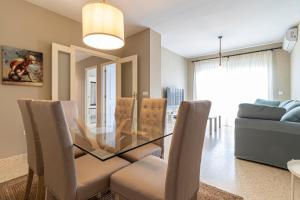 Część wypoczynkowa w obiekcie Allo Apartments Europa I Parking Piscina Padel 3 Habitaciones