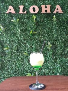 アングラ・ドス・レイスにあるAloha Casa por Temporada Angra dos Reisのテーブルの上に座る牛乳