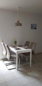 einen weißen Tisch und Stühle in einem Zimmer in der Unterkunft Ferienwohnung Happy in Tangermünde