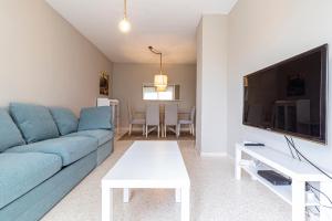 TV a/nebo společenská místnost v ubytování Allo Apartments Europa I Parking Piscina Padel 3 Habitaciones